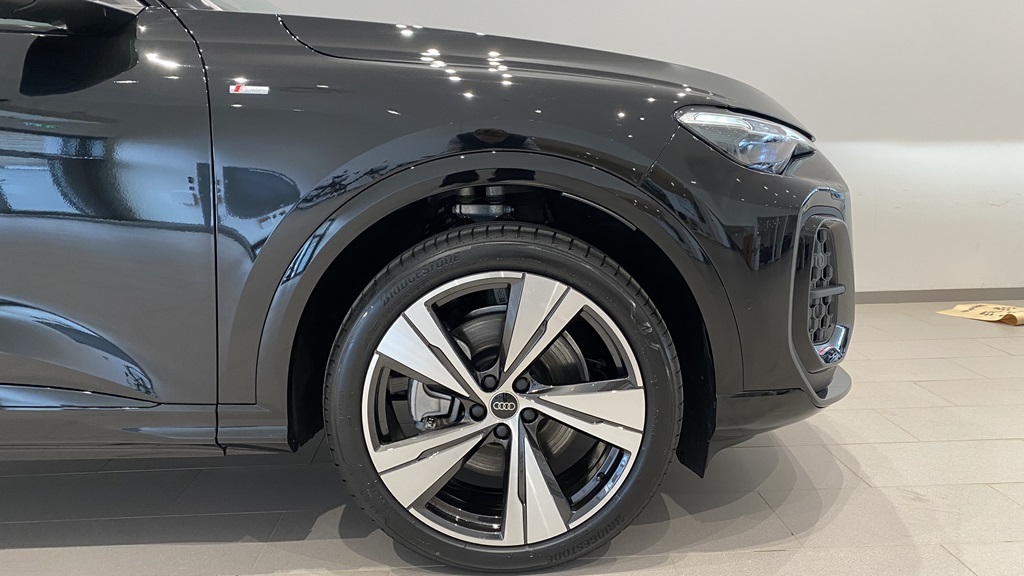 Audi Q5 Sportback AGP64P