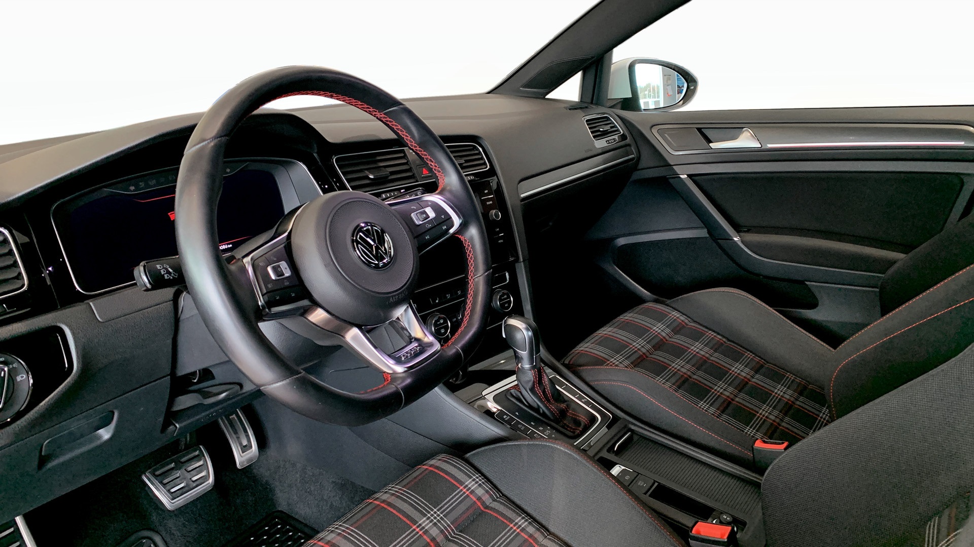 Volkswagen Golf AKG701