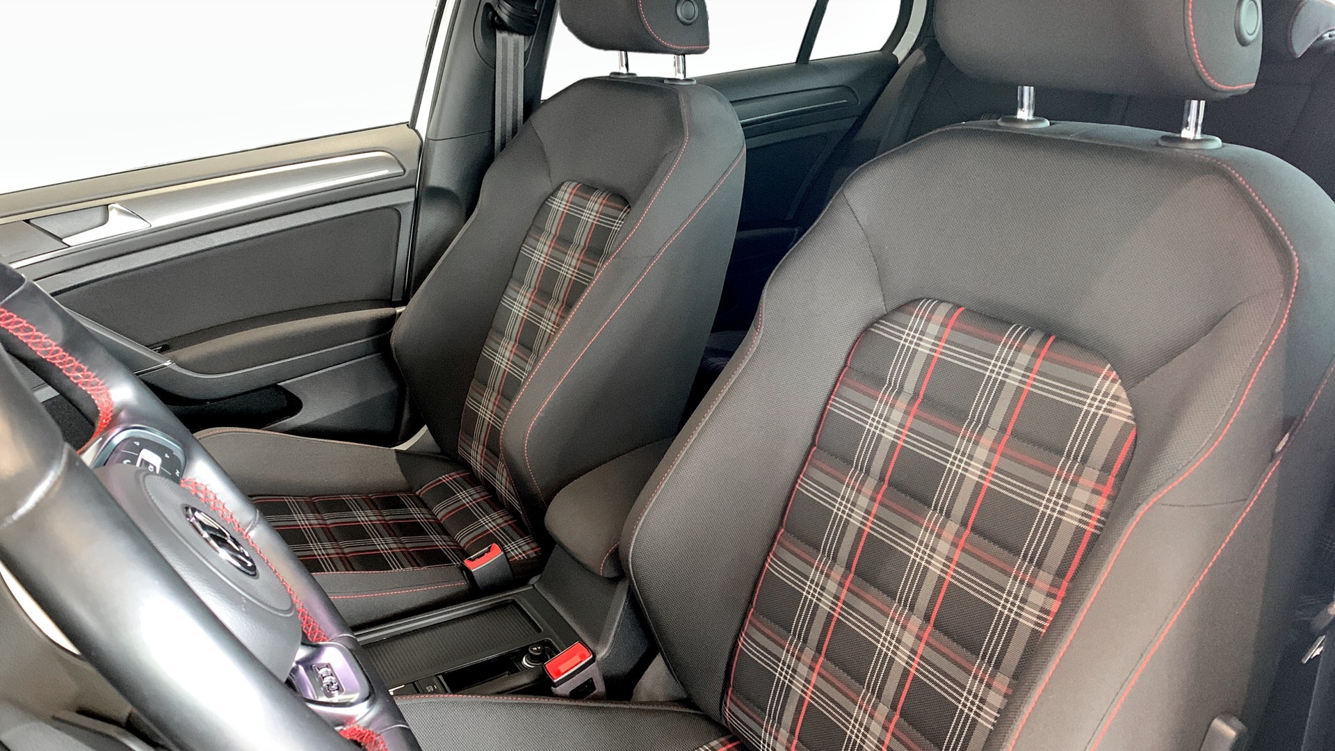 Volkswagen Golf AKG701