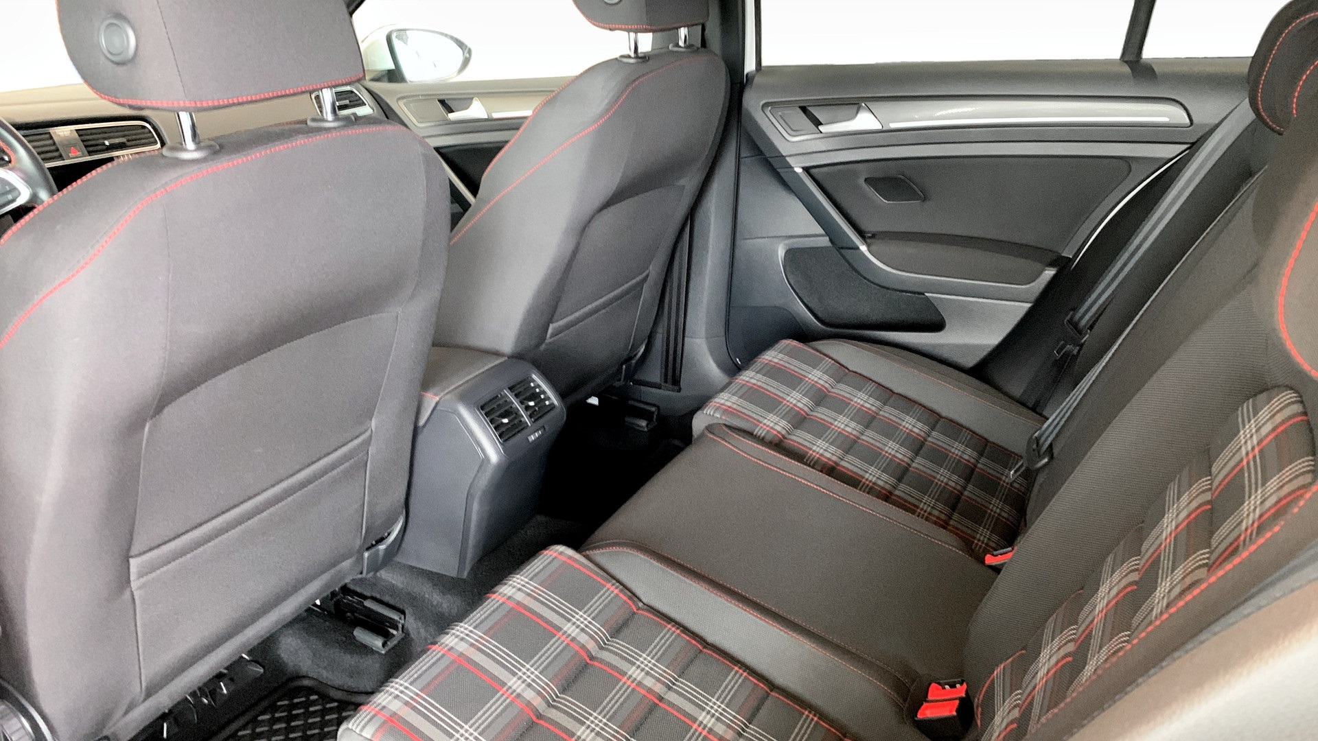 Volkswagen Golf AKG701
