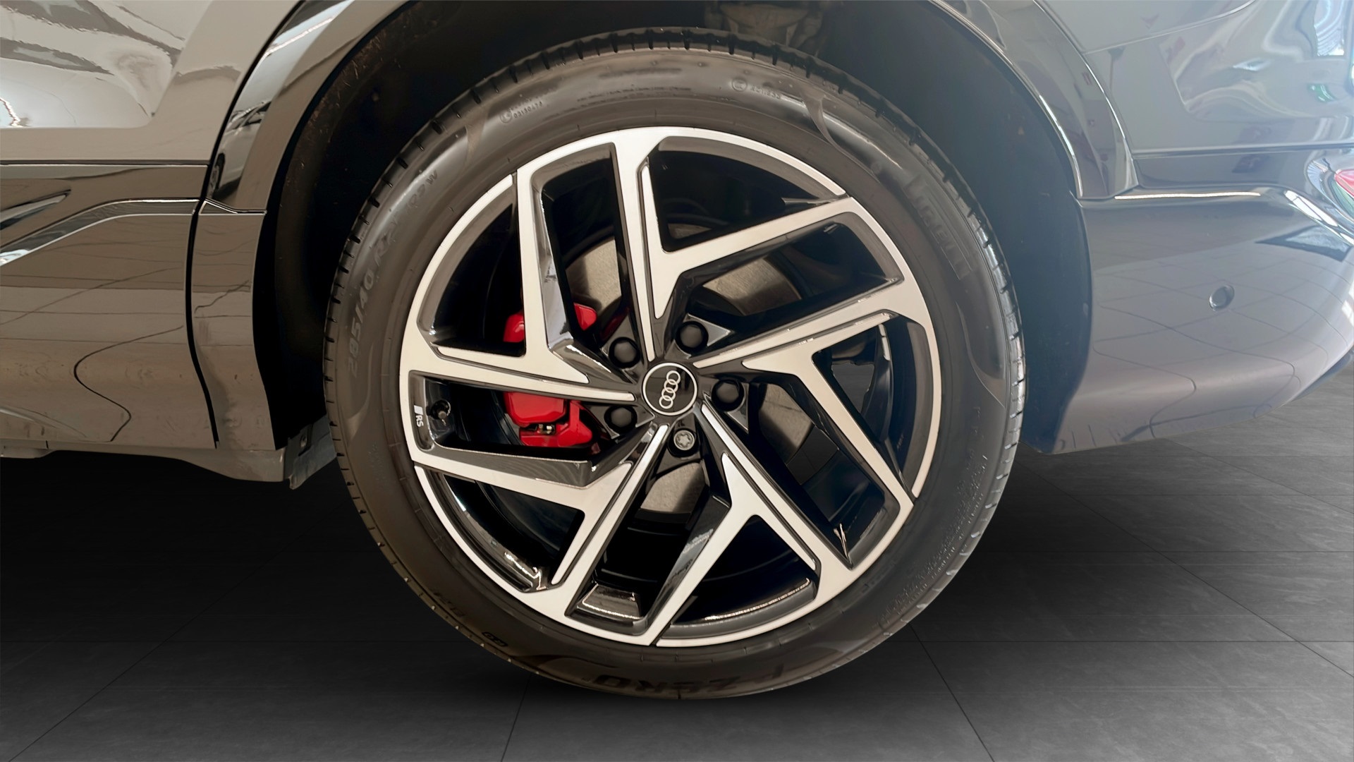 Audi SQ6 e-tron AOJ65T