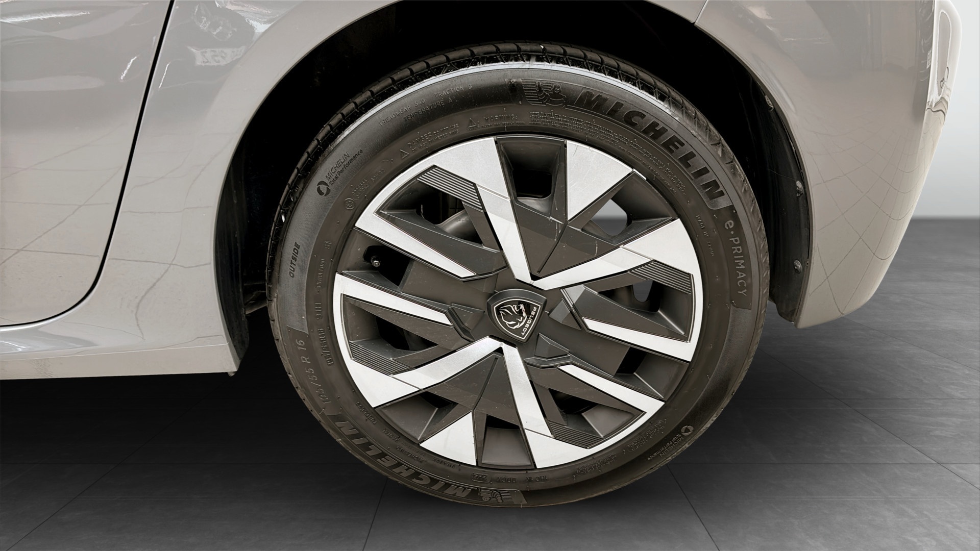 Peugeot 208 CHF02E