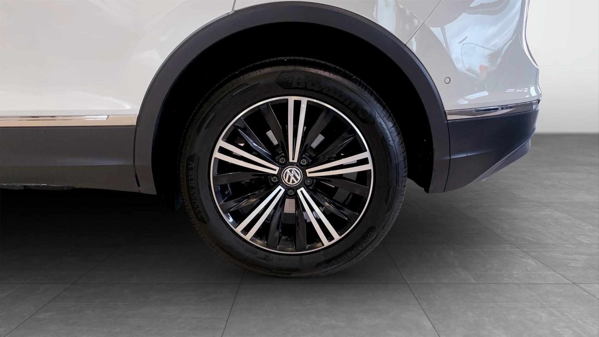 Volkswagen Tiguan DBU903