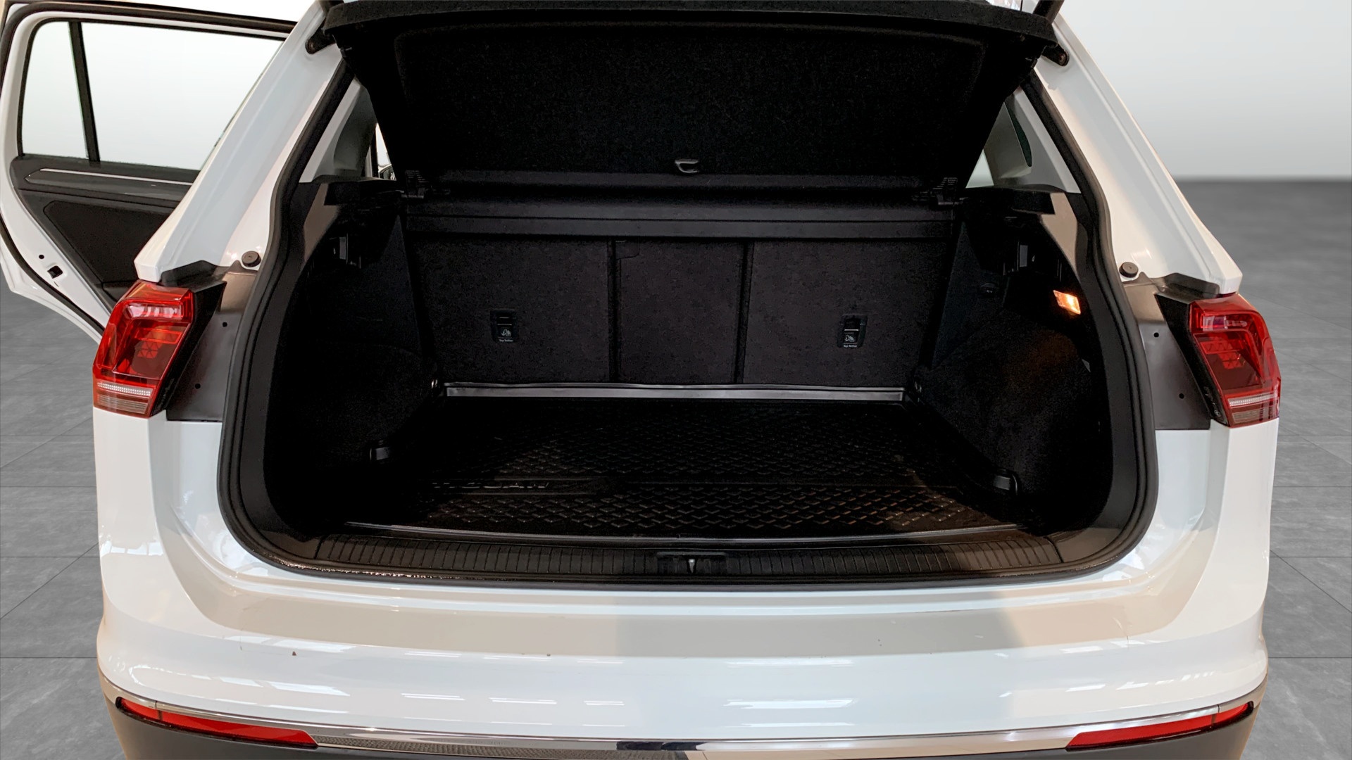 Volkswagen Tiguan DBU903