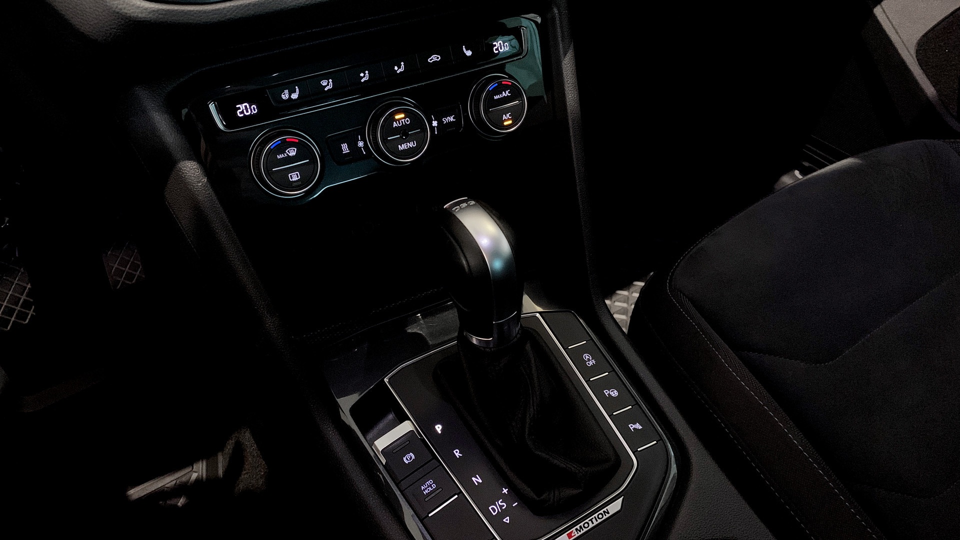 Volkswagen Tiguan DBU903