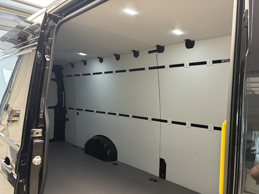 Volkswagen Crafter Skåp kort hjulbas DFN14B