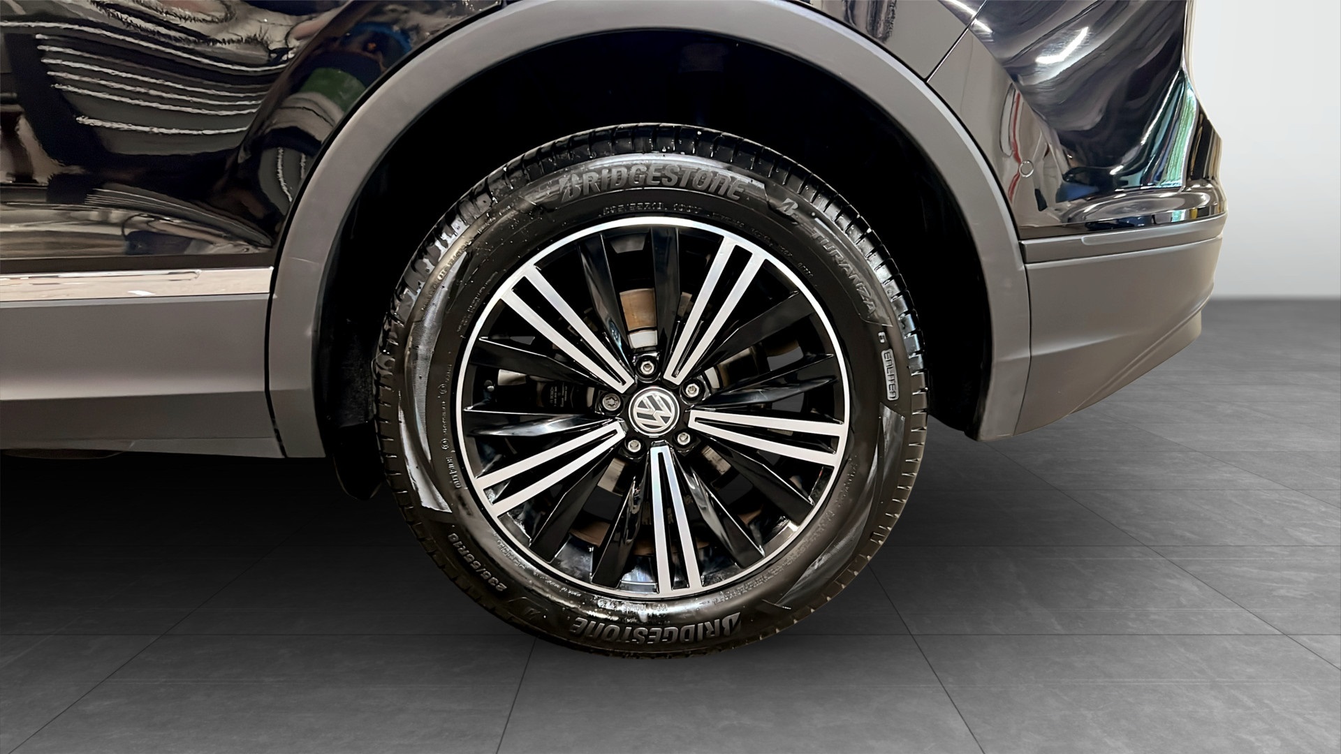 Volkswagen Tiguan DHH64Y