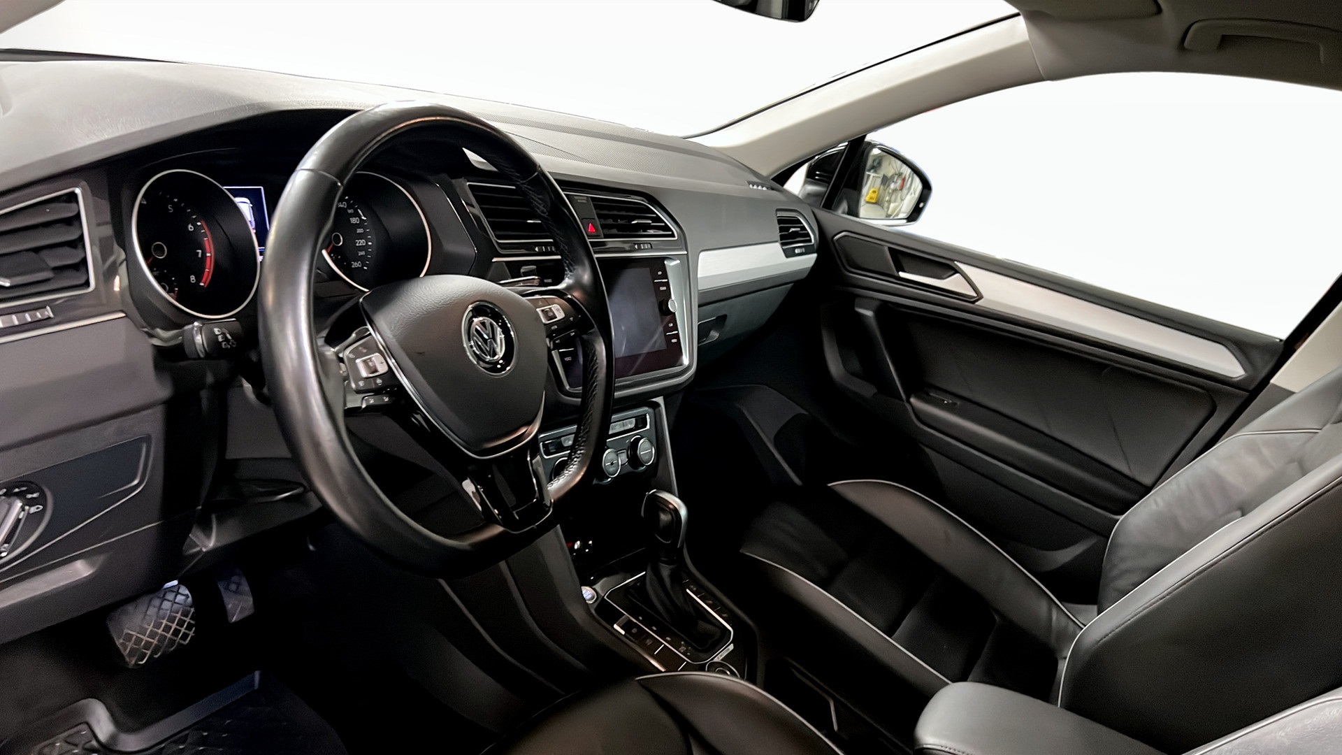 Volkswagen Tiguan DHH64Y