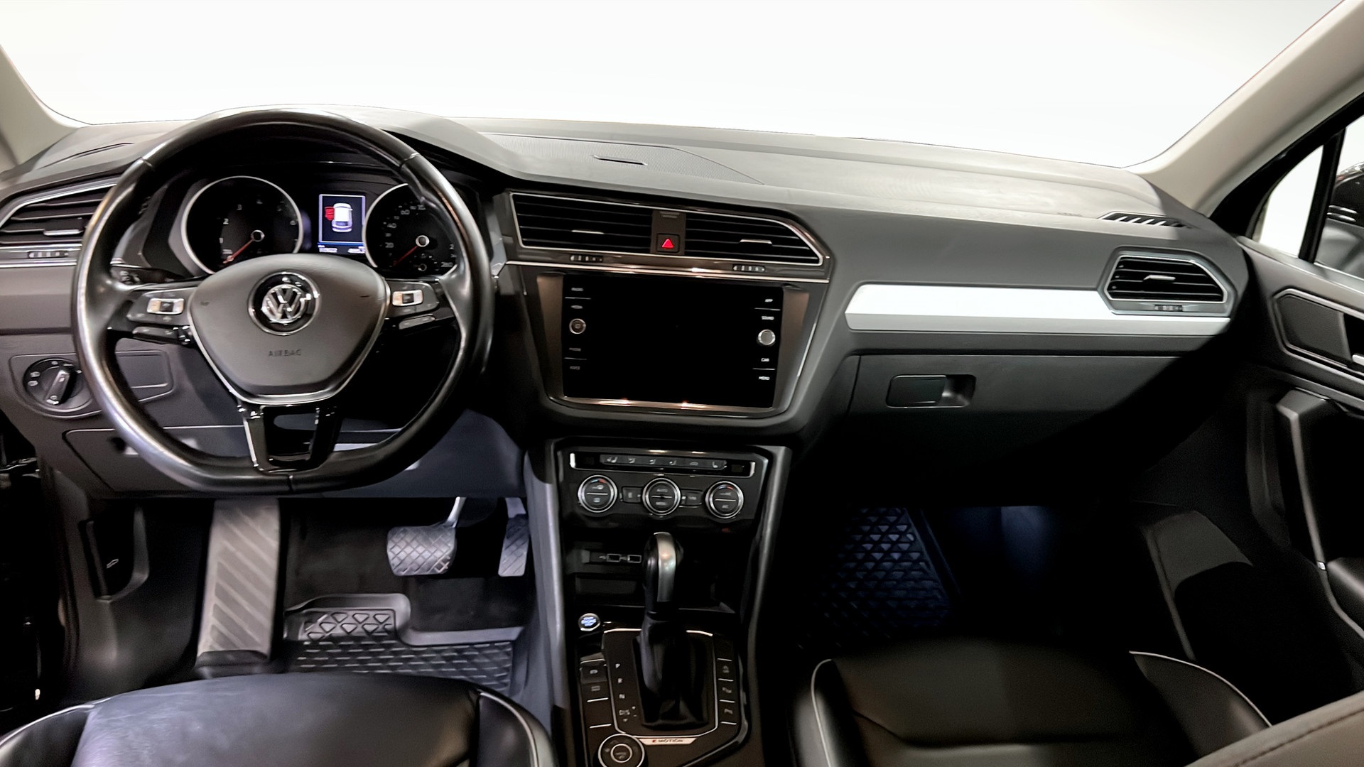 Volkswagen Tiguan DHH64Y