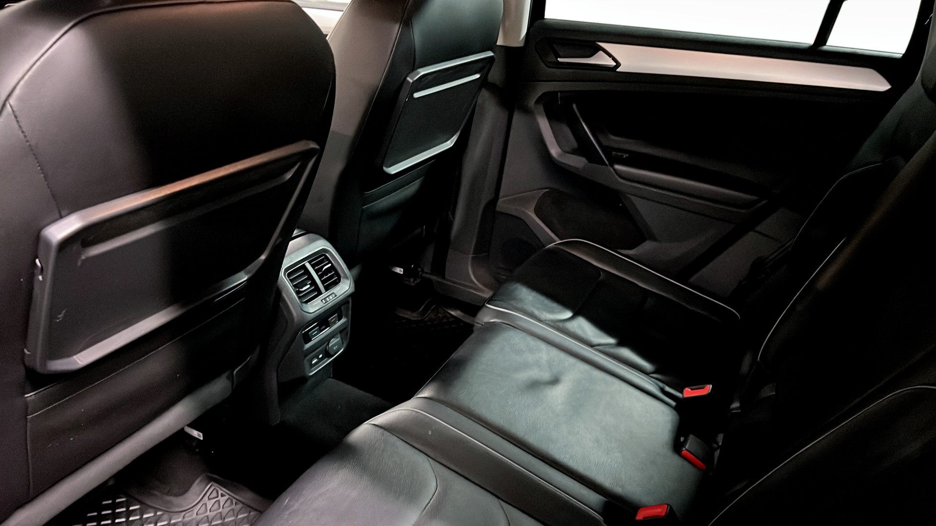 Volkswagen Tiguan DHH64Y