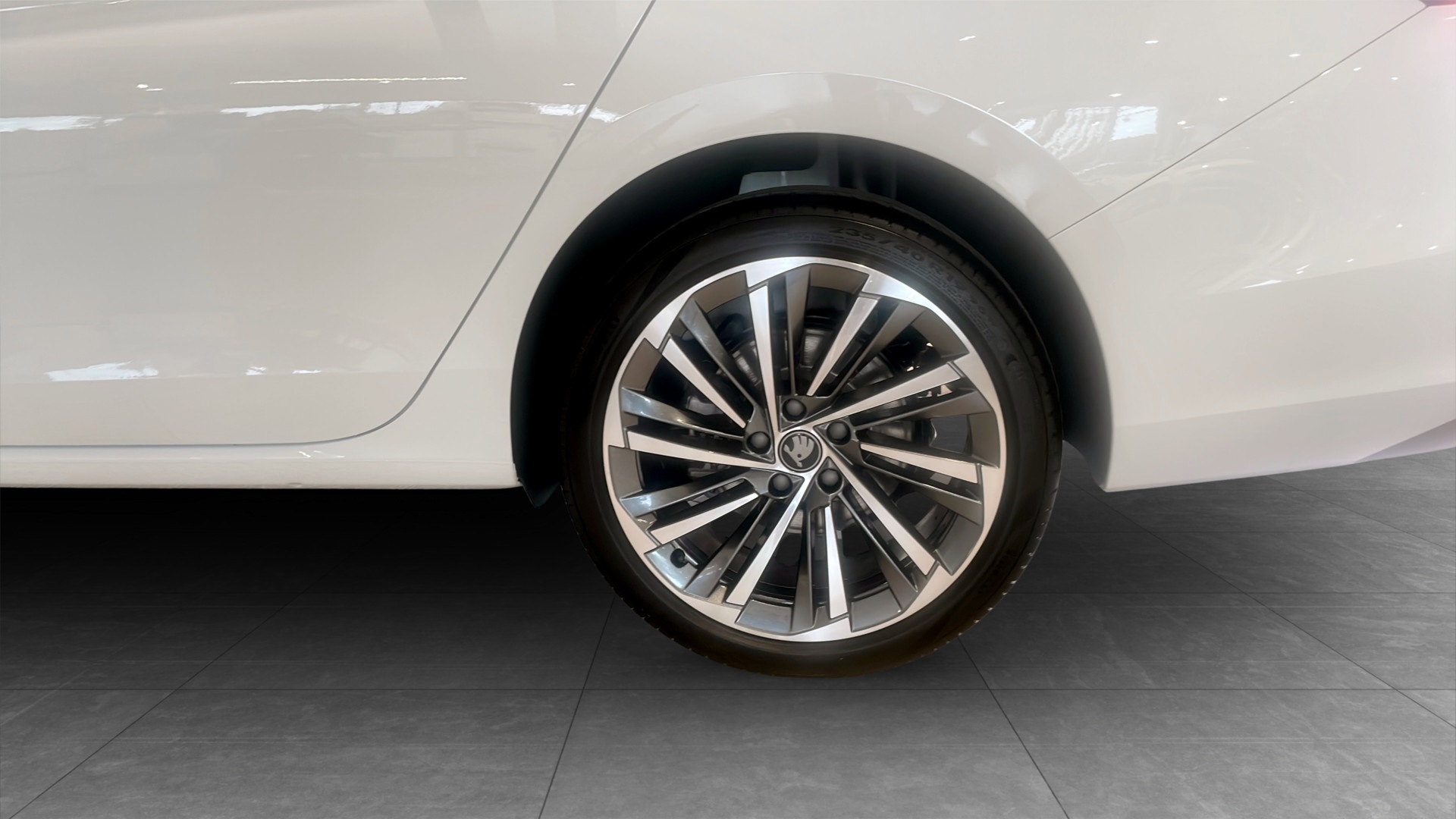 Skoda Superb Combi DJB49N