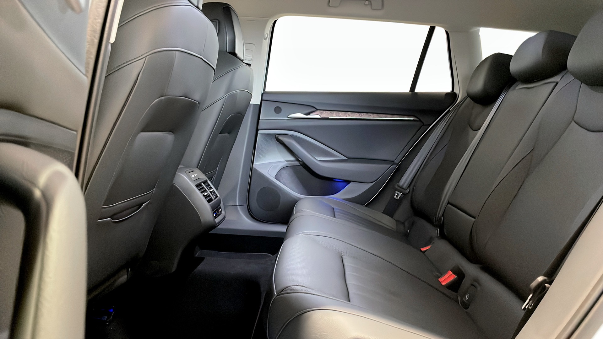 Skoda Superb Combi DJB49N