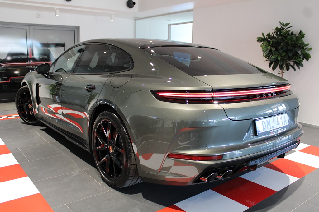 Porsche Panamera DMJ41A