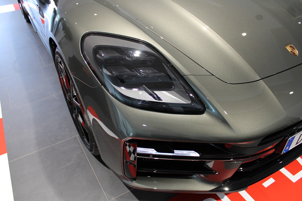 Porsche Panamera DMJ41A