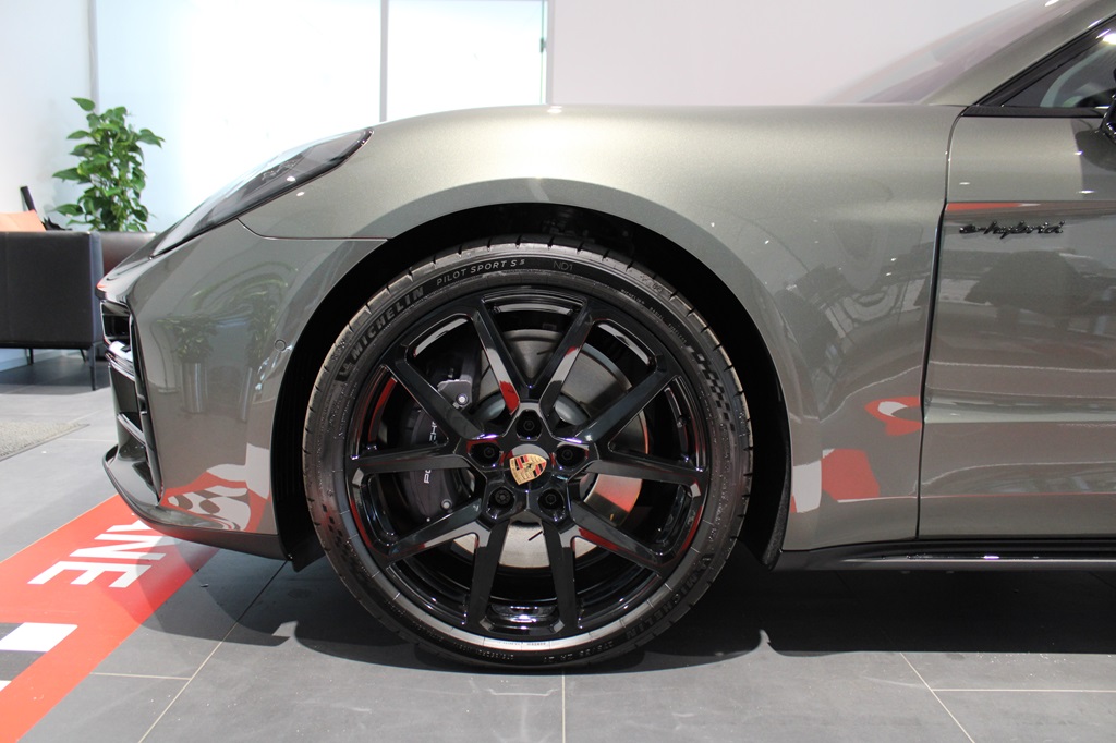 Porsche Panamera DMJ41A