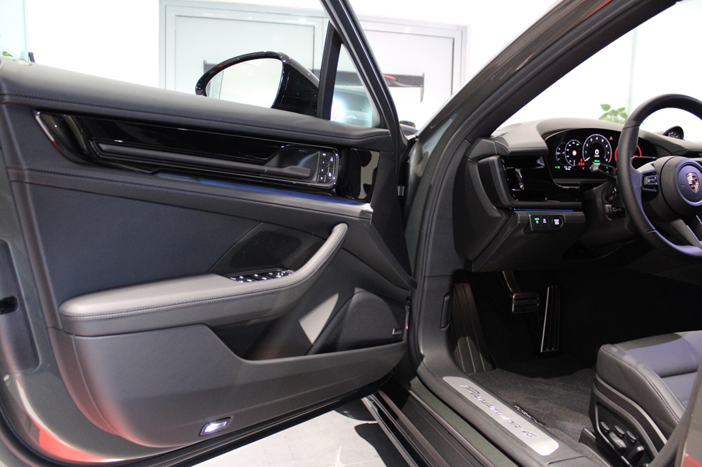 Porsche Panamera DMJ41A