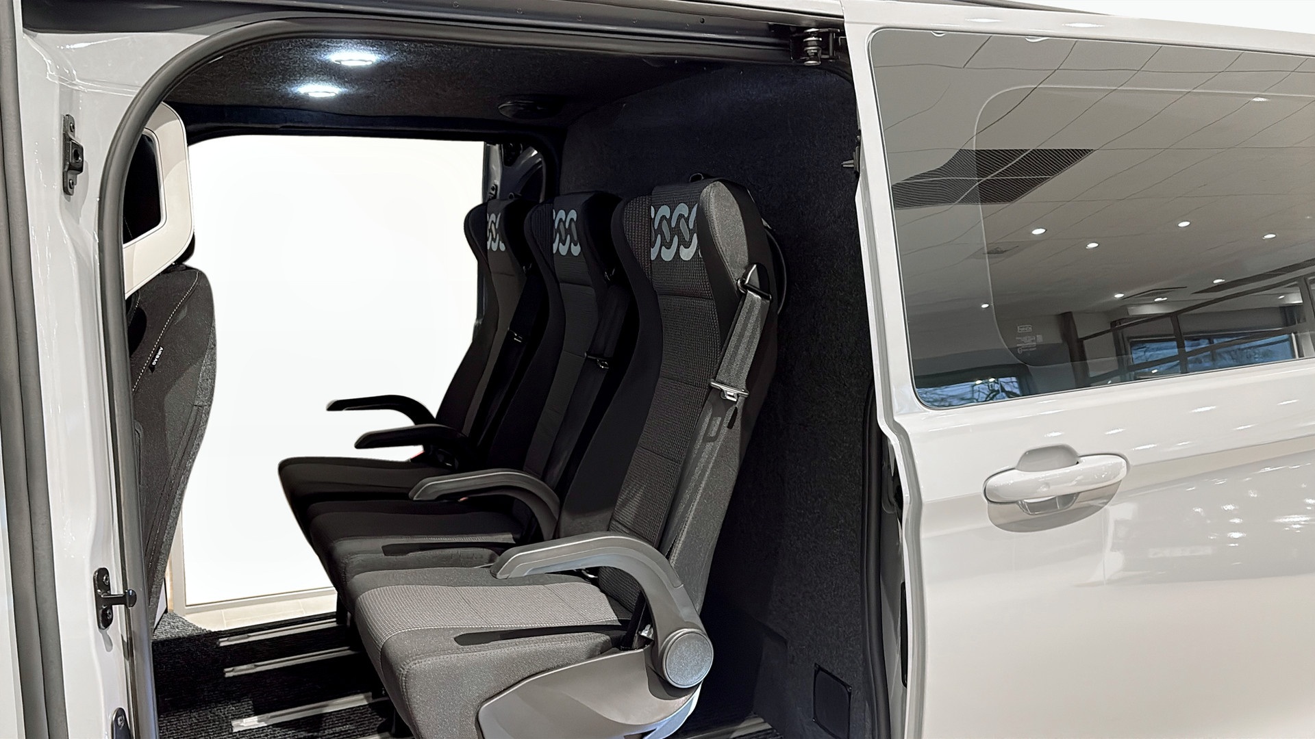 Volkswagen T7 Transporter Kombi DNJ52A