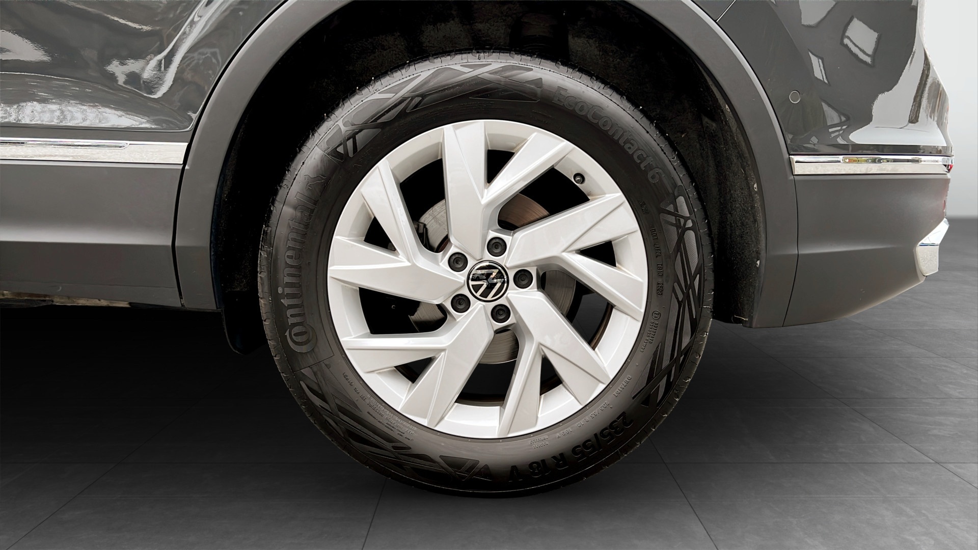 Volkswagen Tiguan EEF24W