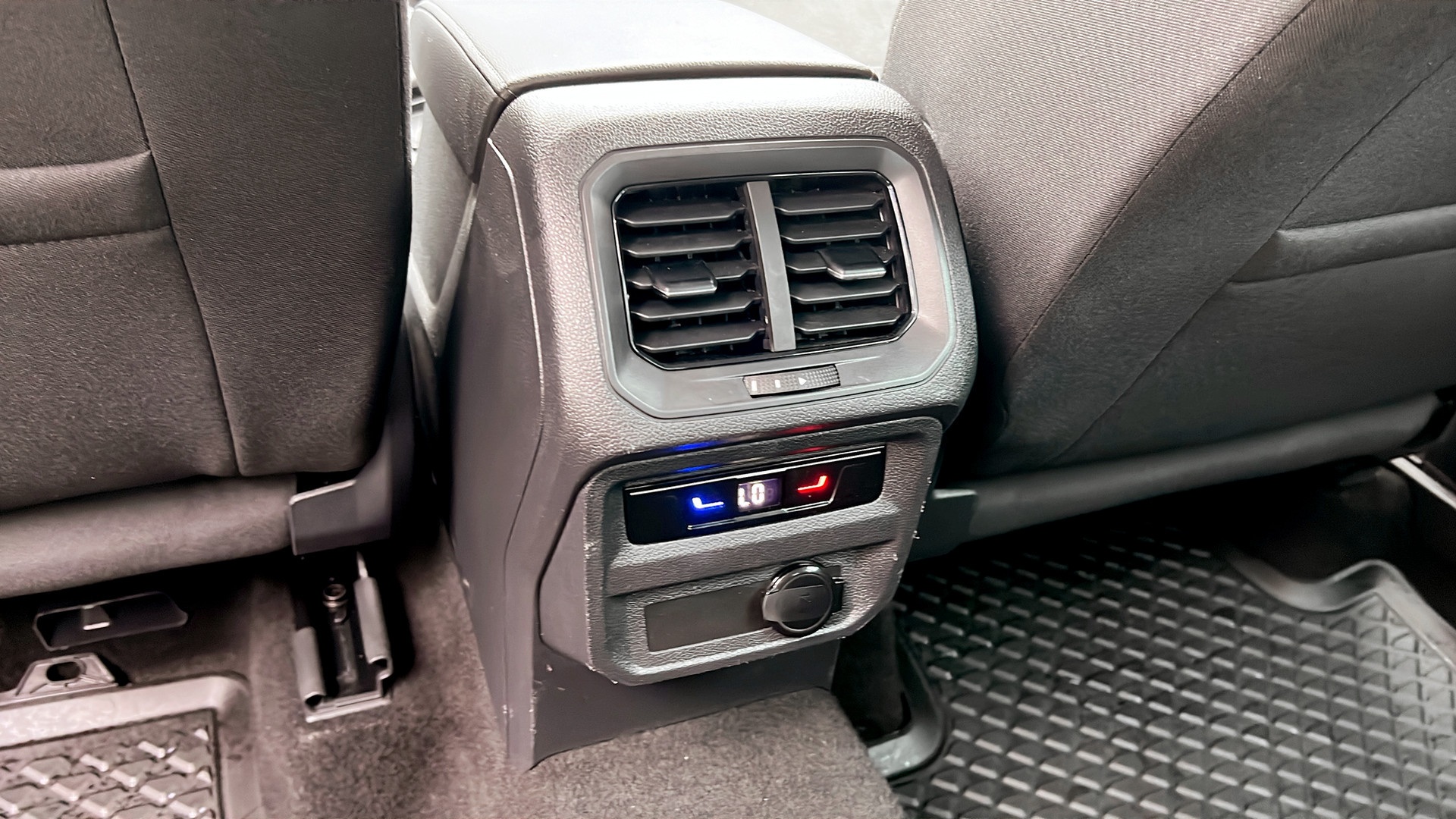 Volkswagen Tiguan EEF24W