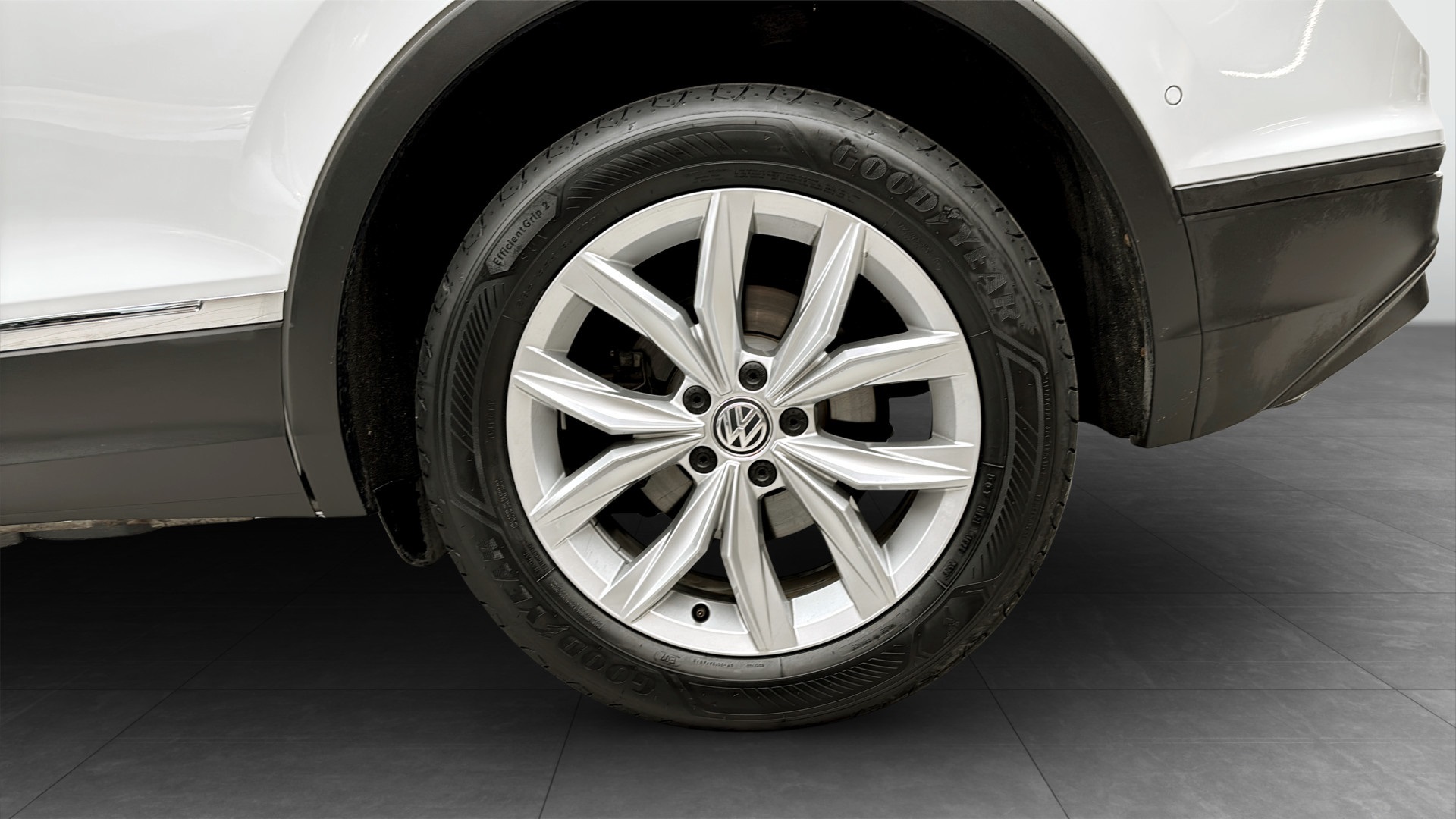 Volkswagen Tiguan EHE67K