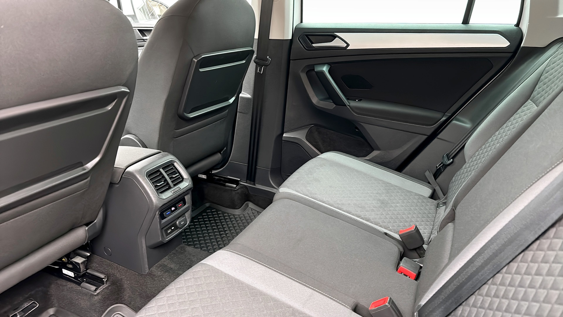 Volkswagen Tiguan EHE67K