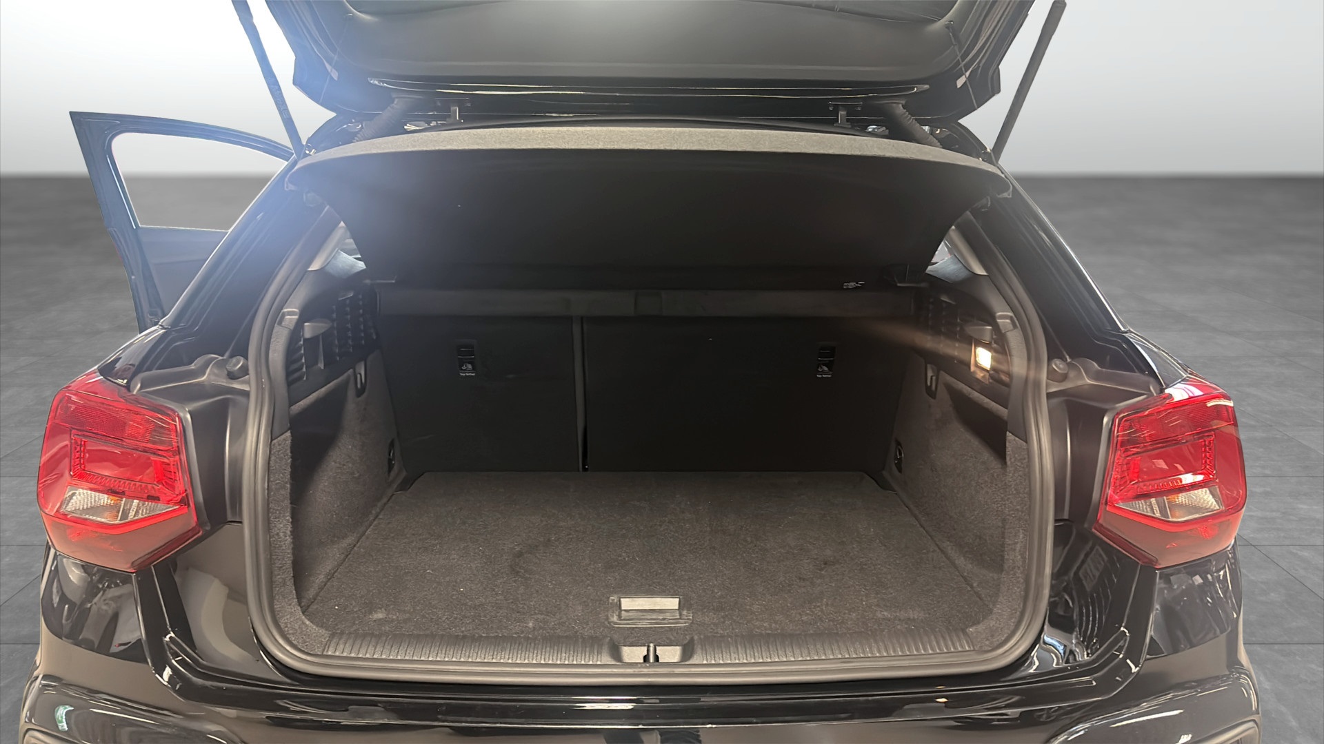 Audi Q2 EJG07W