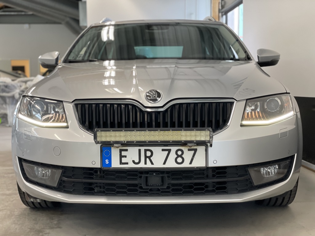 Skoda Octavia EJR787
