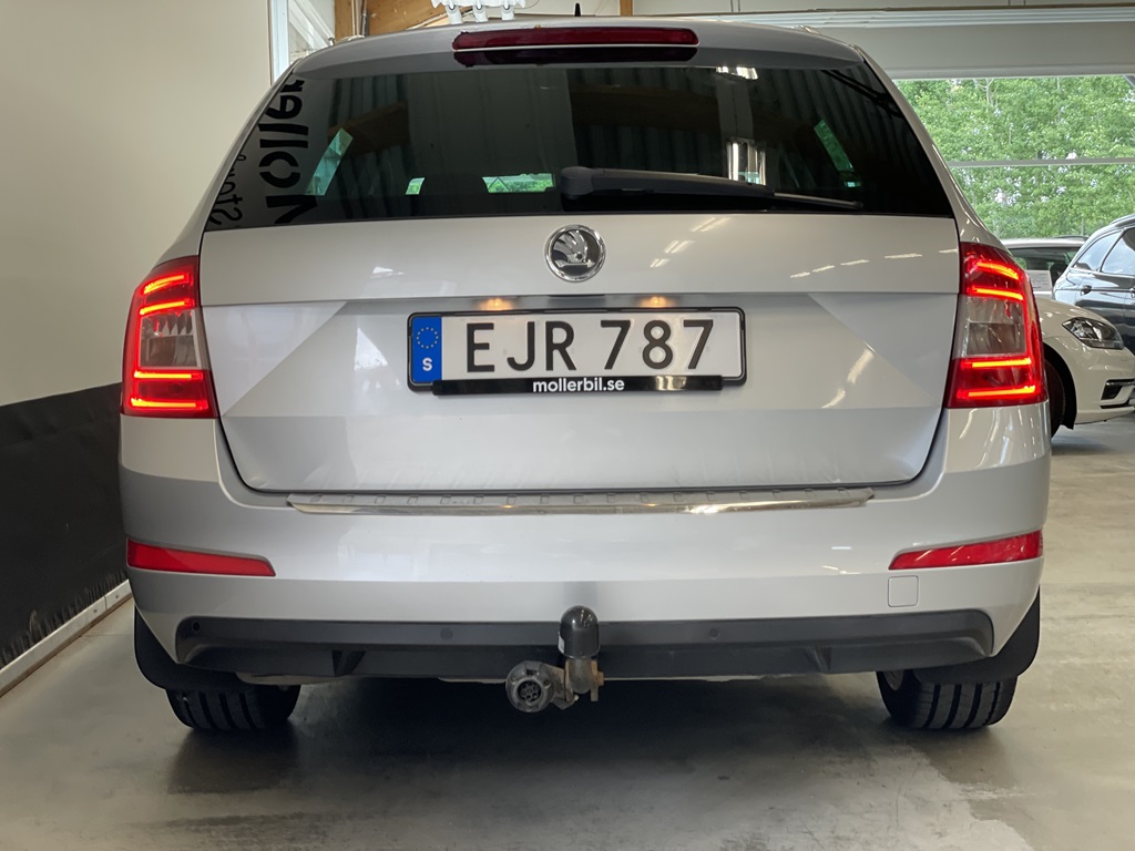 Skoda Octavia EJR787