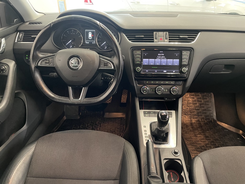 Skoda Octavia EJR787