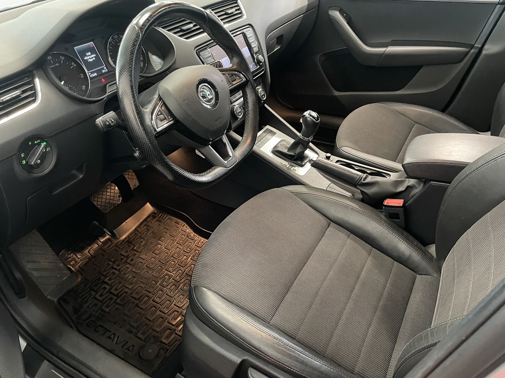 Skoda Octavia EJR787