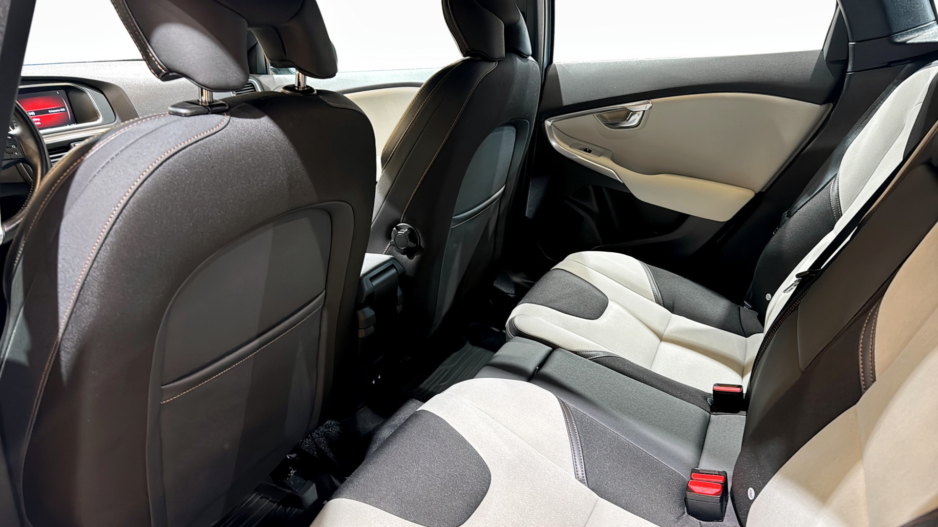 Volvo V40 ELG475