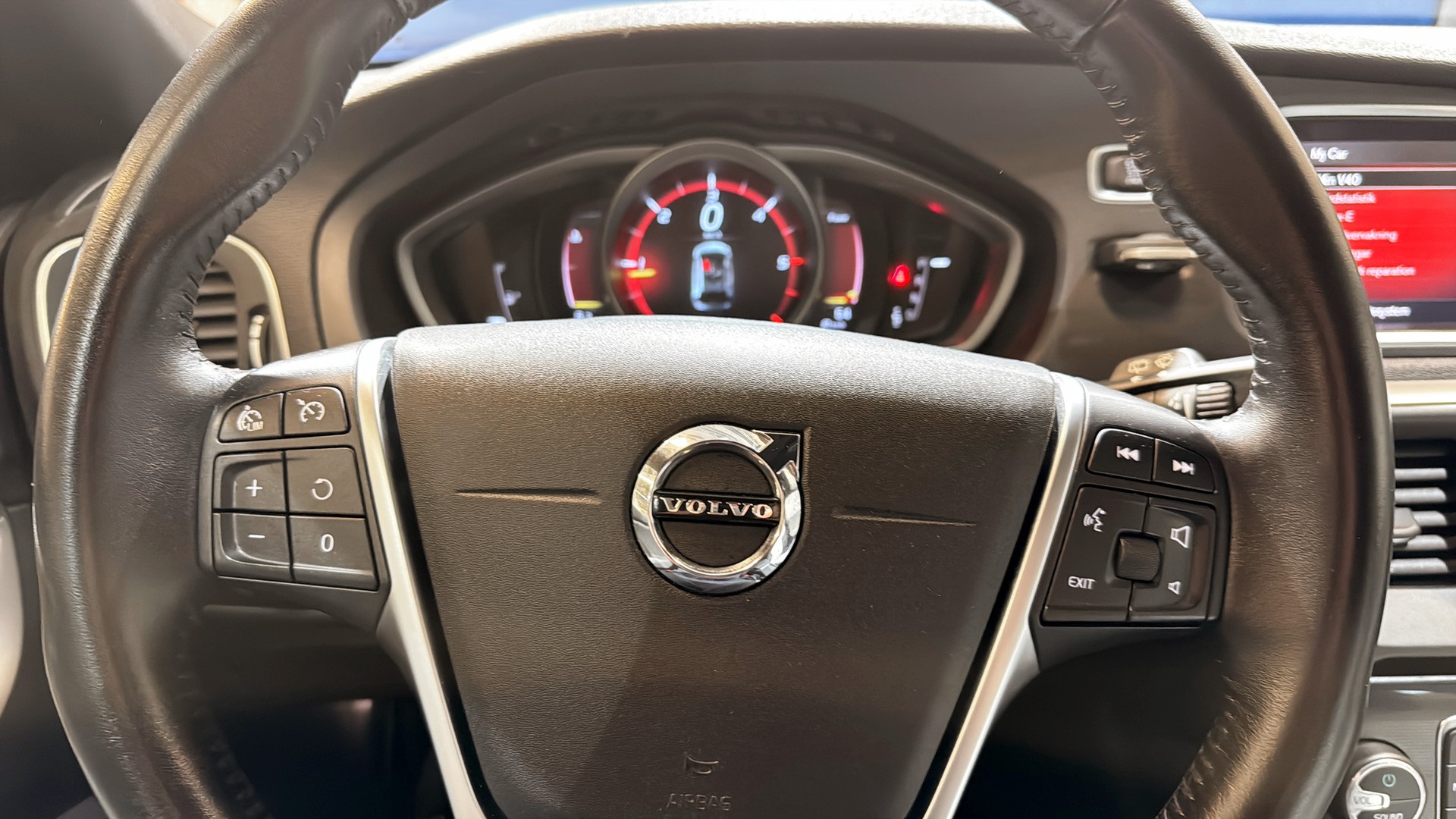 Volvo V40 ELG475