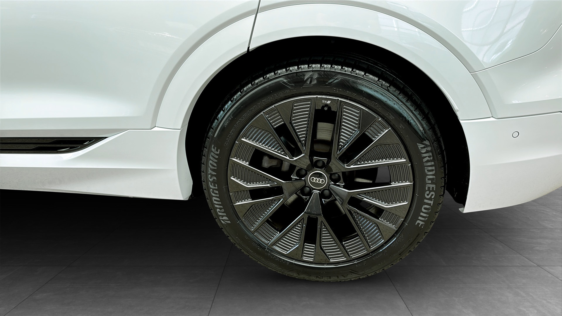 Audi Q8 e-tron EMT61J