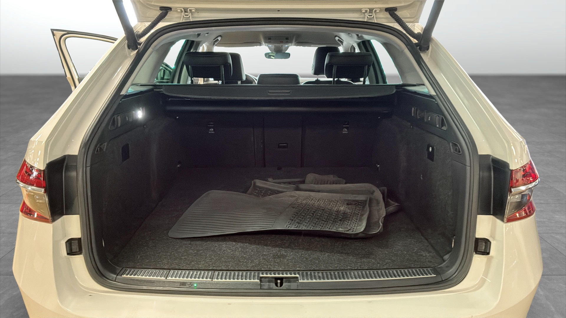 Skoda Superb Combi FCG86G