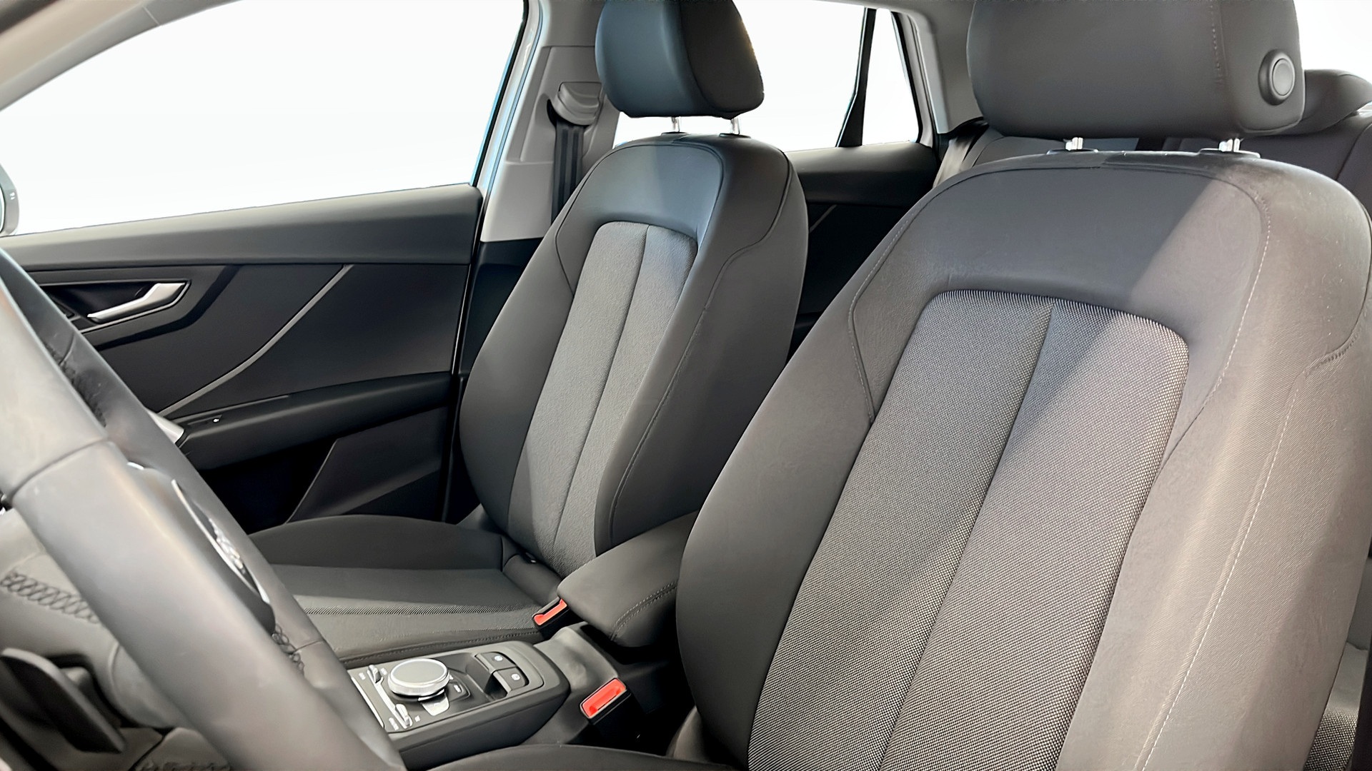 Audi Q2 FCJ72W