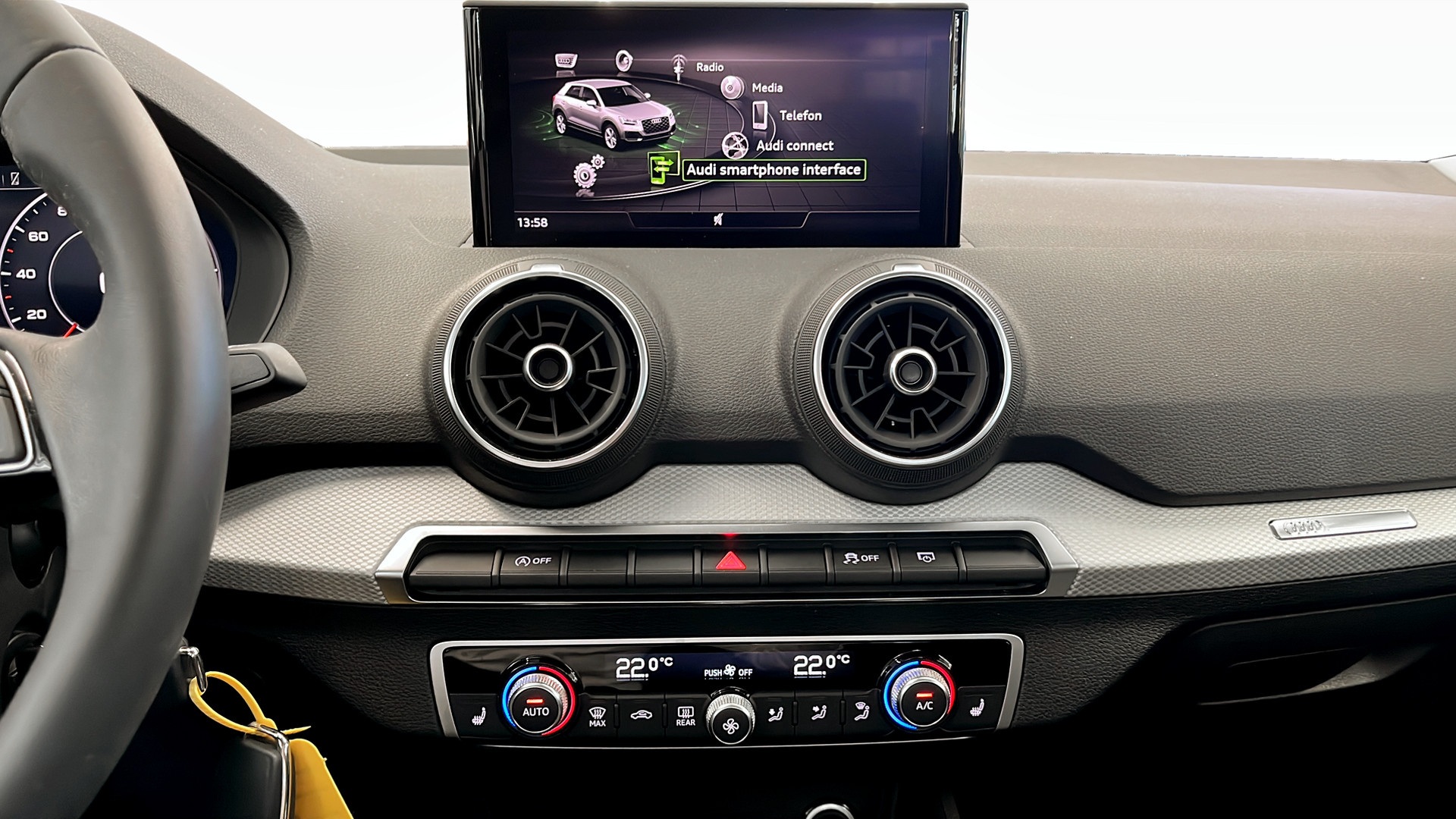 Audi Q2 FCJ72W