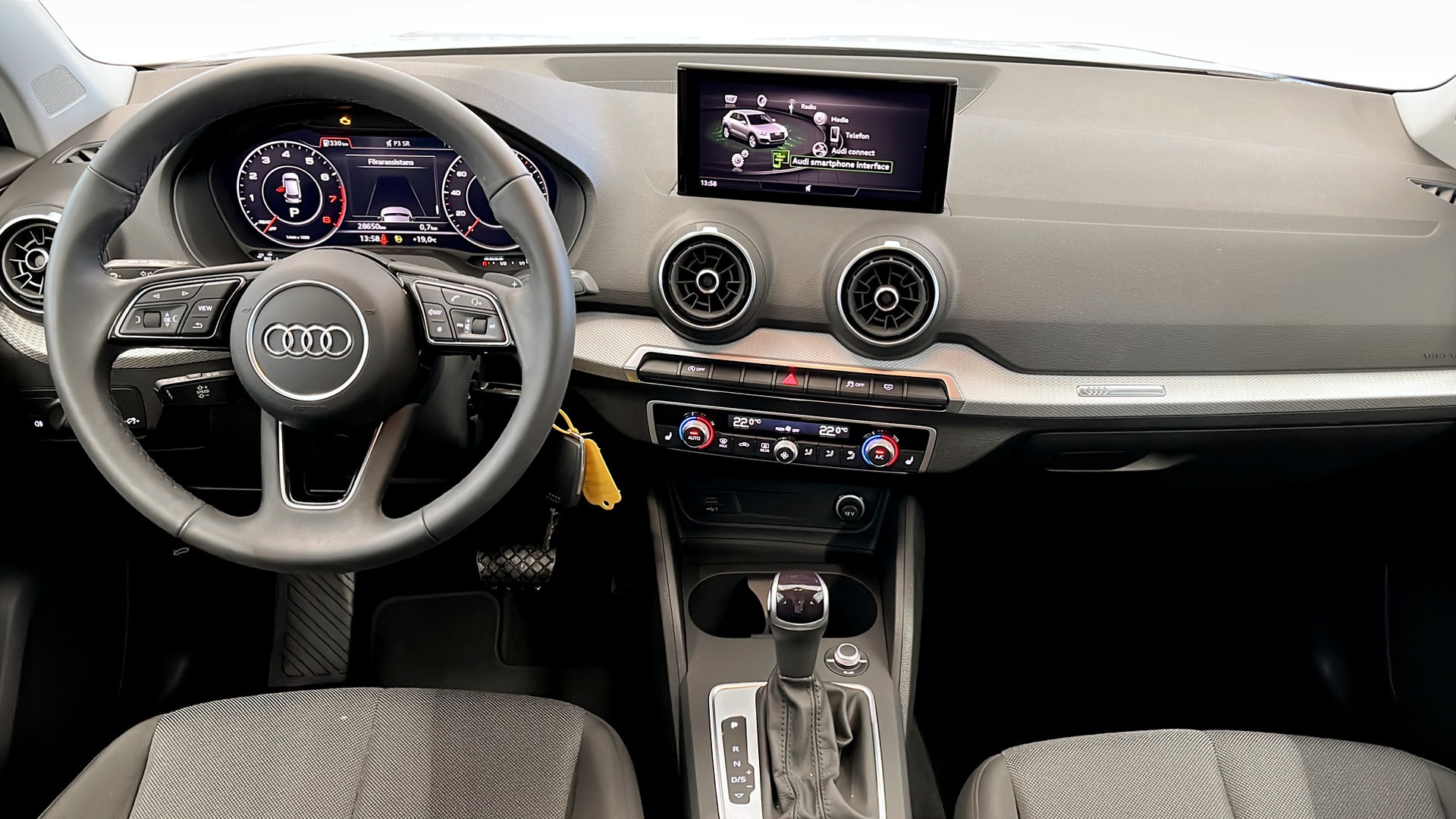 Audi Q2 FCJ72W