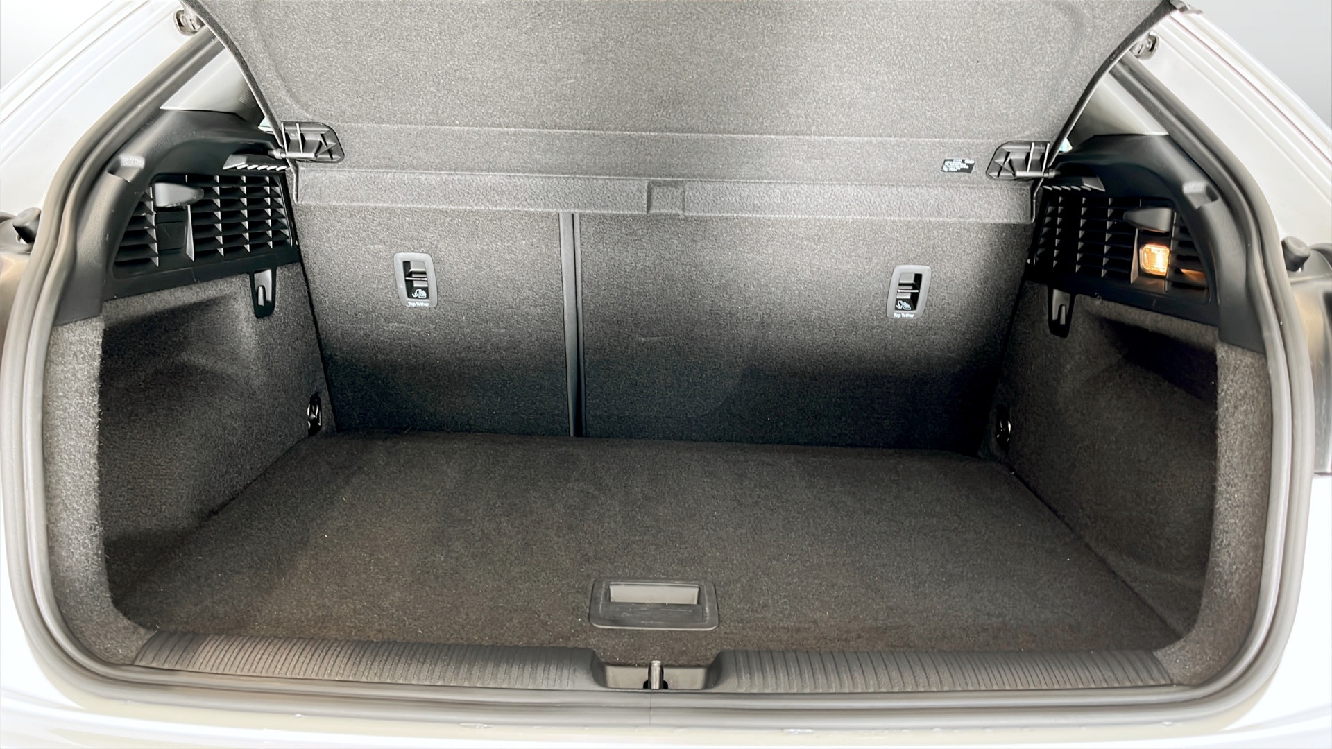 Audi Q2 FCJ72W