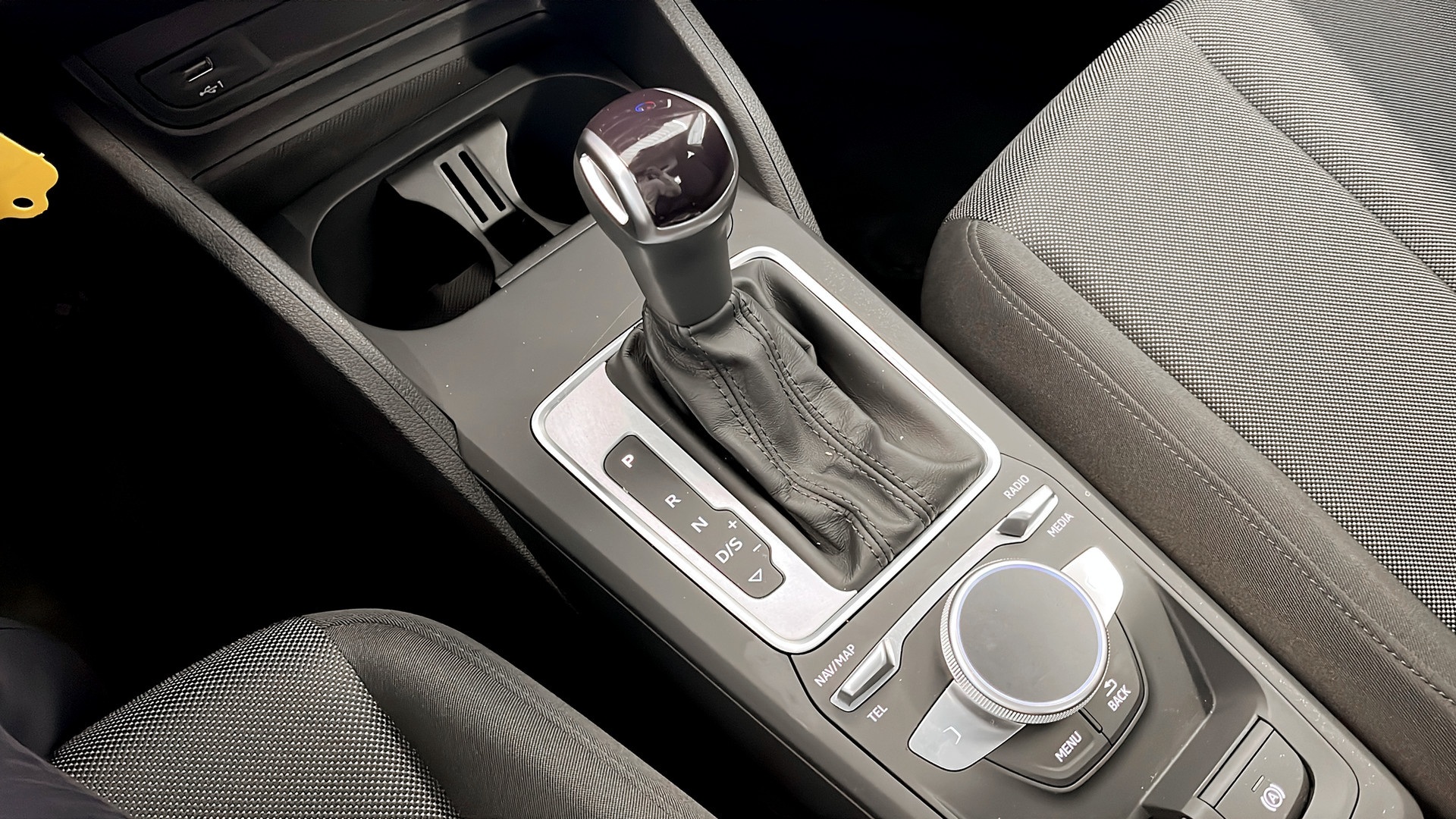 Audi Q2 FCJ72W