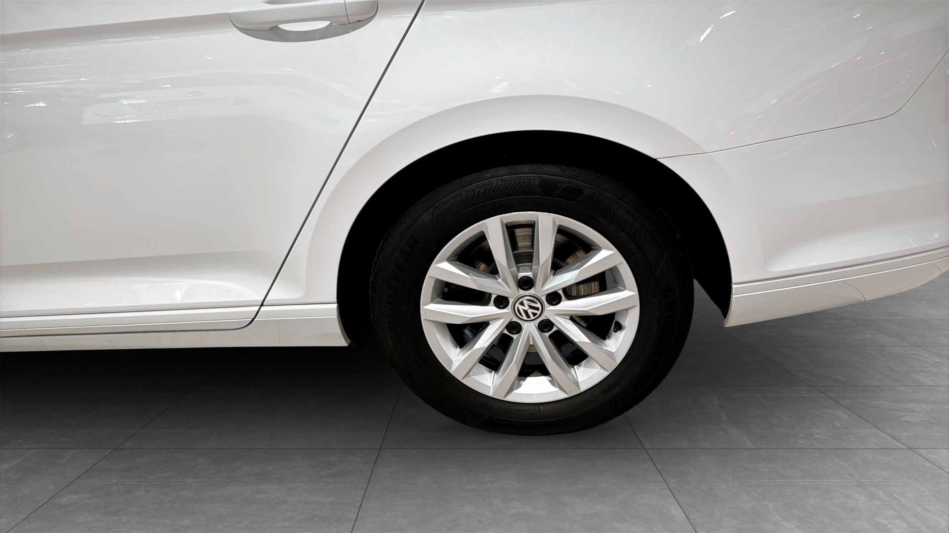 Volkswagen Passat FFN47X