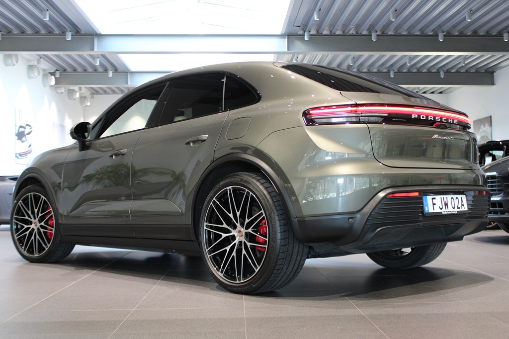 Porsche Macan FJW02A