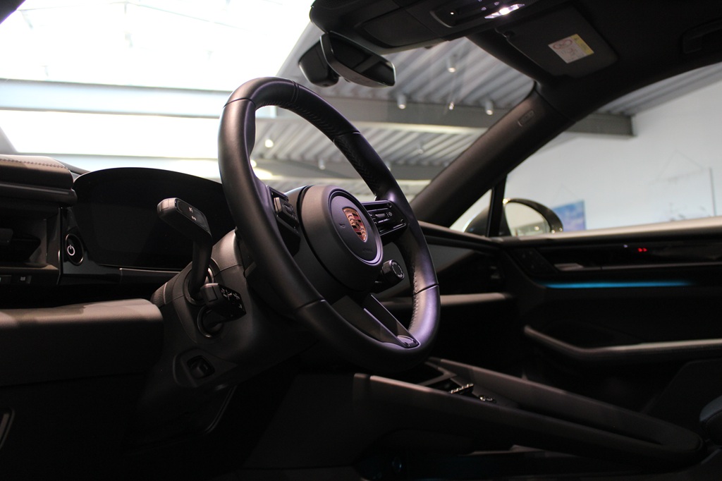 Porsche Macan FJW02A
