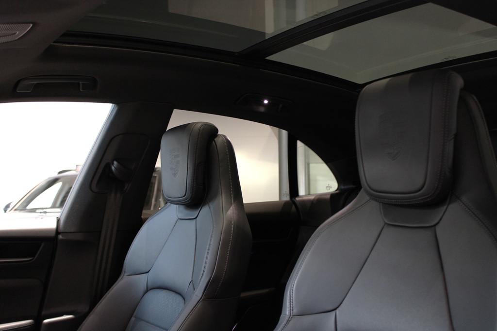 Porsche Macan FJW02A