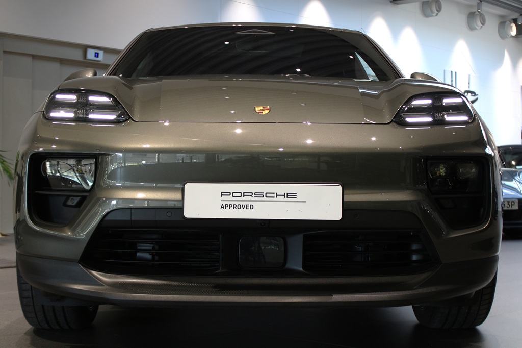 Porsche Macan FJW02A