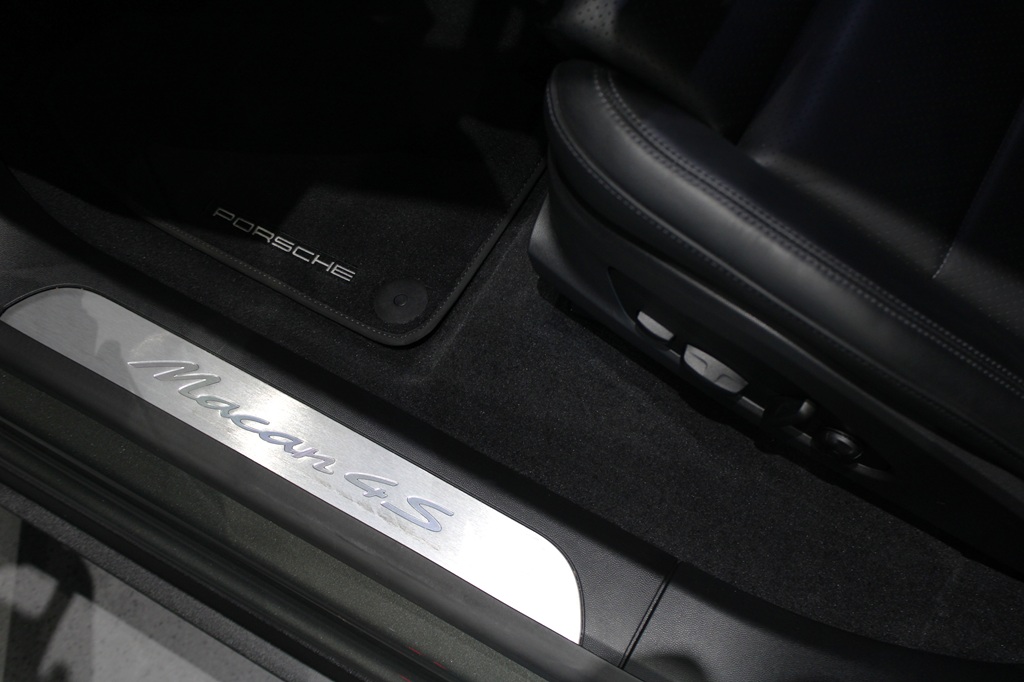 Porsche Macan FJW02A