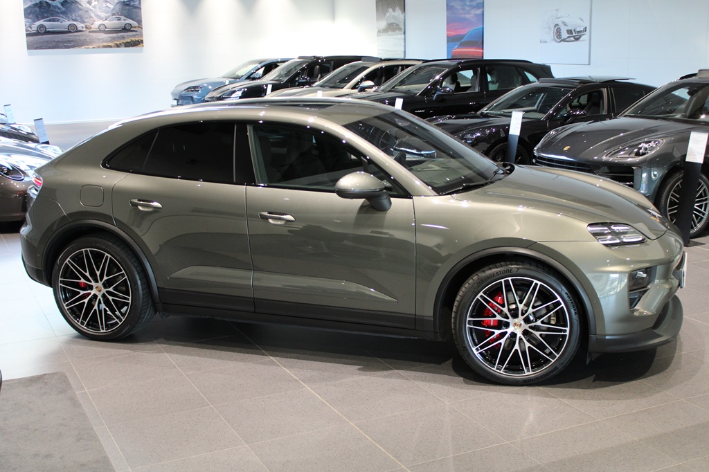 Porsche Macan FJW02A