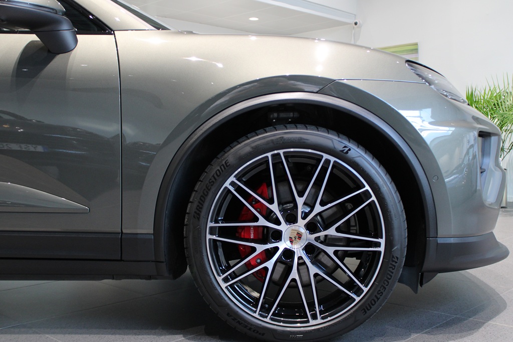 Porsche Macan FJW02A