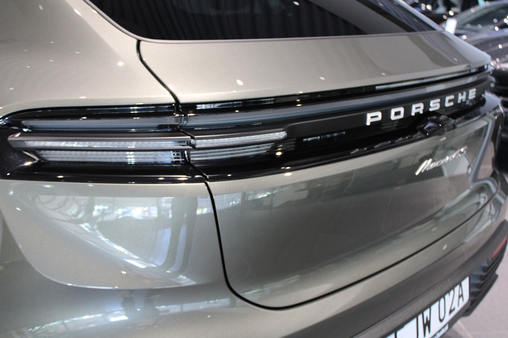 Porsche Macan FJW02A