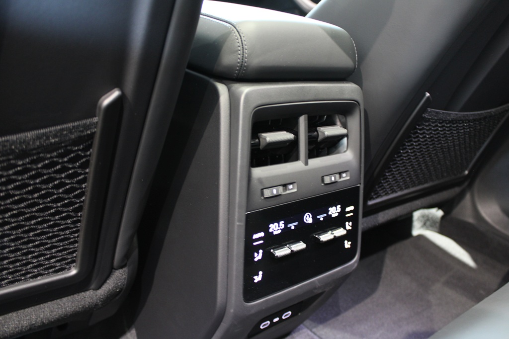 Porsche Macan FJW02A