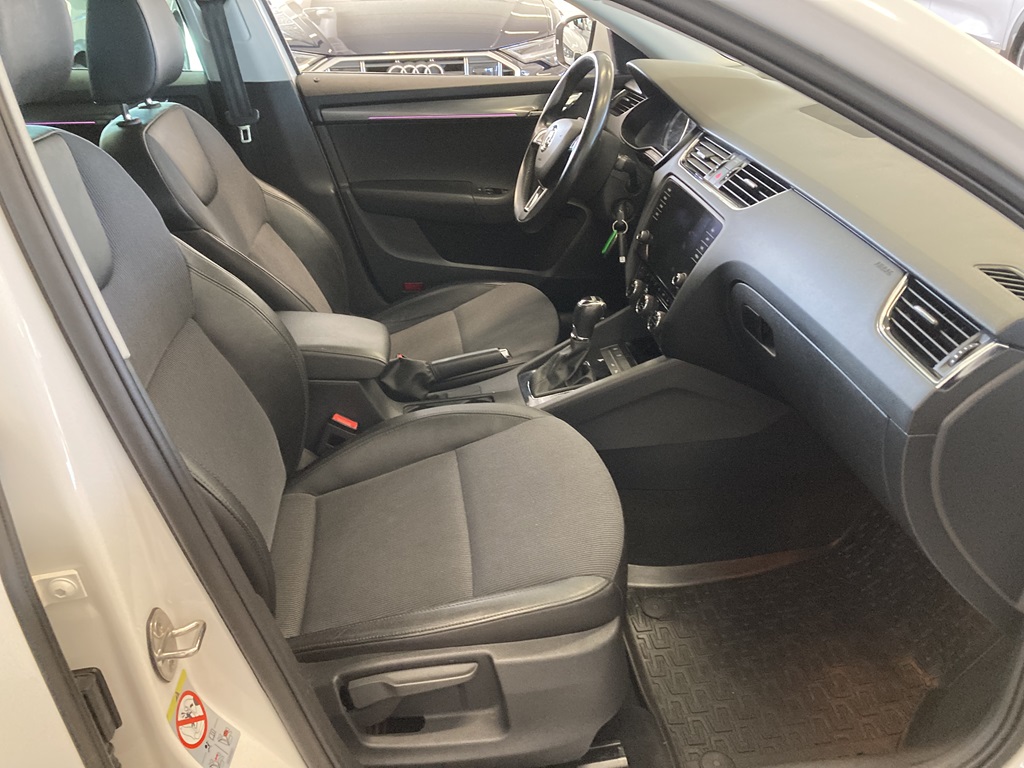 Skoda Octavia FJW843